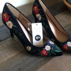 Floral black velvet pumps